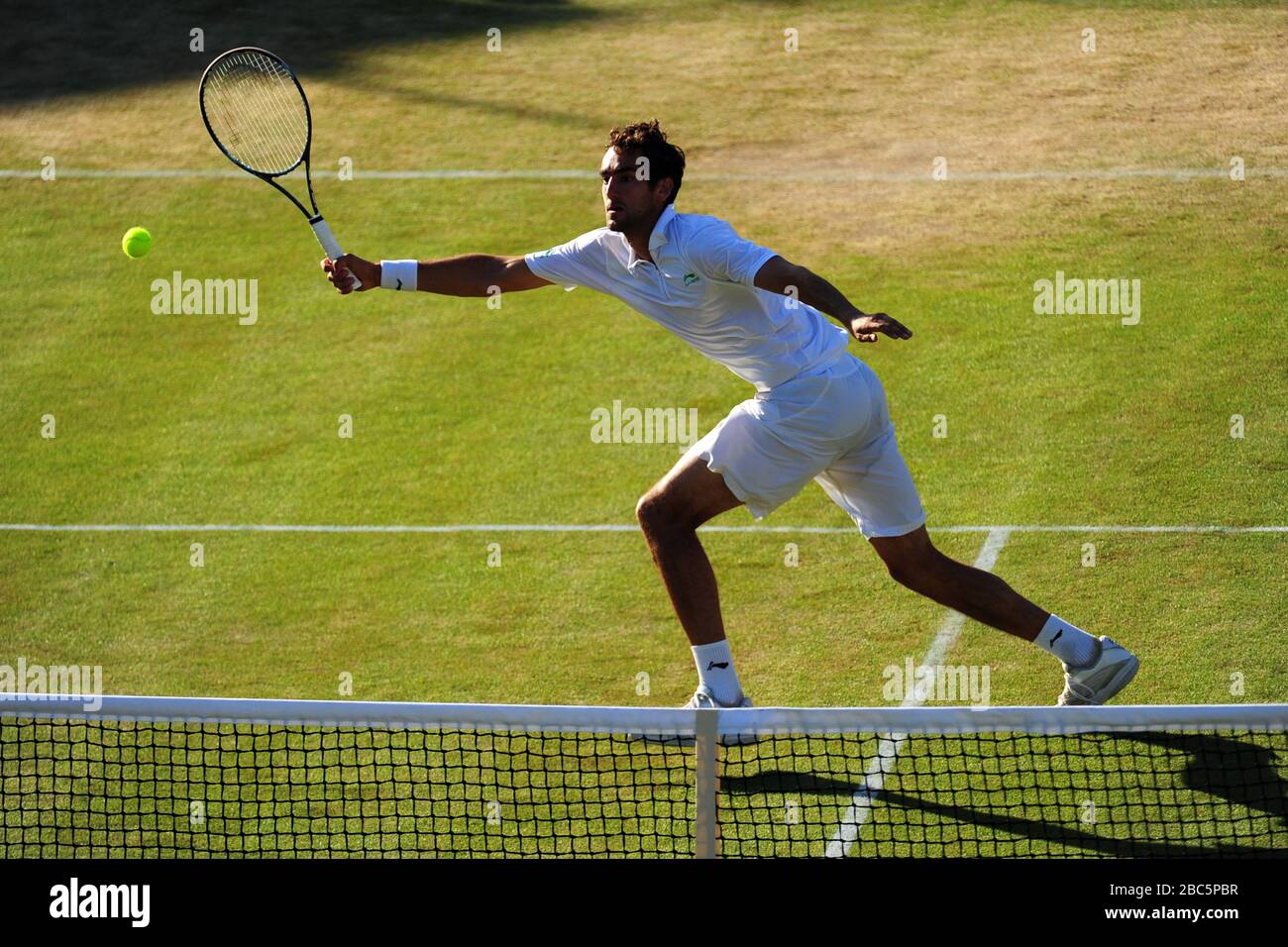 Marin Cilic della Croazia in azione contro Sam Querrey degli Stati Uniti Foto Stock