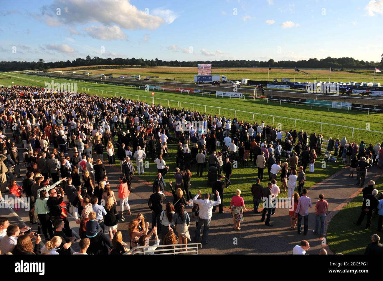 Racegoers immergiti nell'atmosfera del Lingfield Park Foto Stock