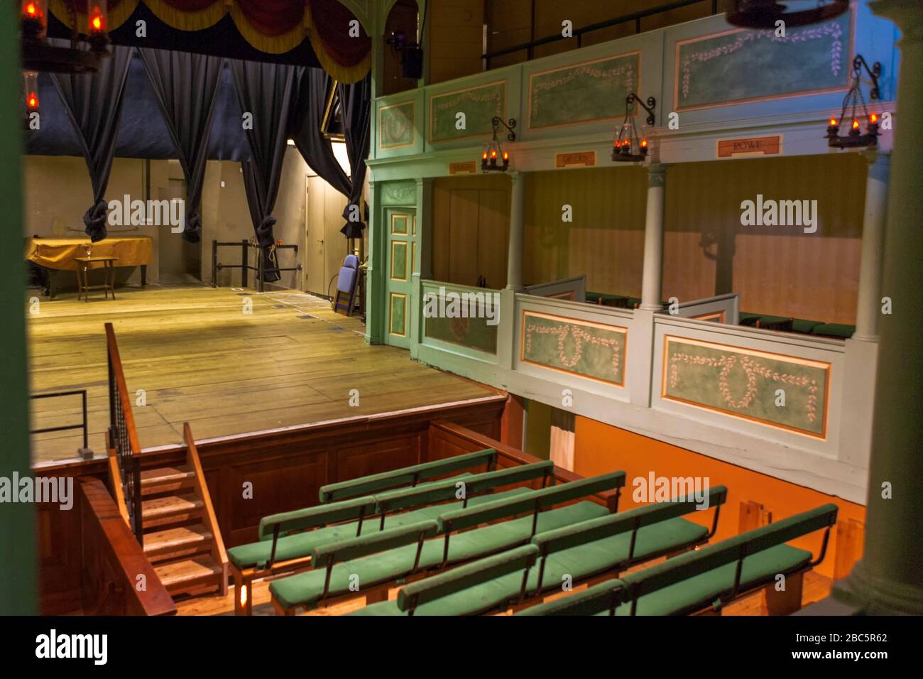 Vista del palco presso lo storico Georgian Theatre Royal, uno dei teatri più antichi della Gran Bretagna, costruito nel 1788, Richmond, North Yorkshire, Inghilterra Foto Stock