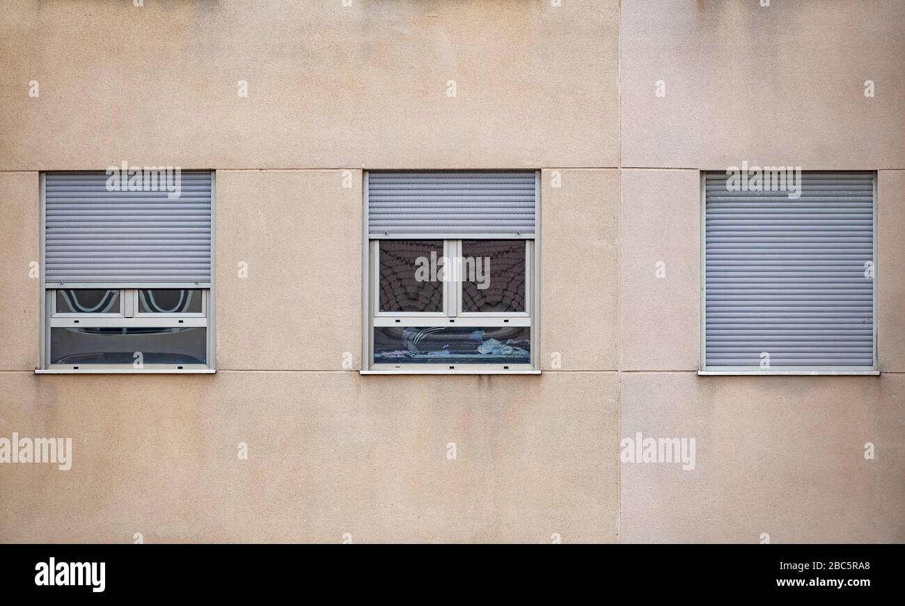 Quarantena delle finestre home in diversi stati d'animo, vista frontale Foto Stock