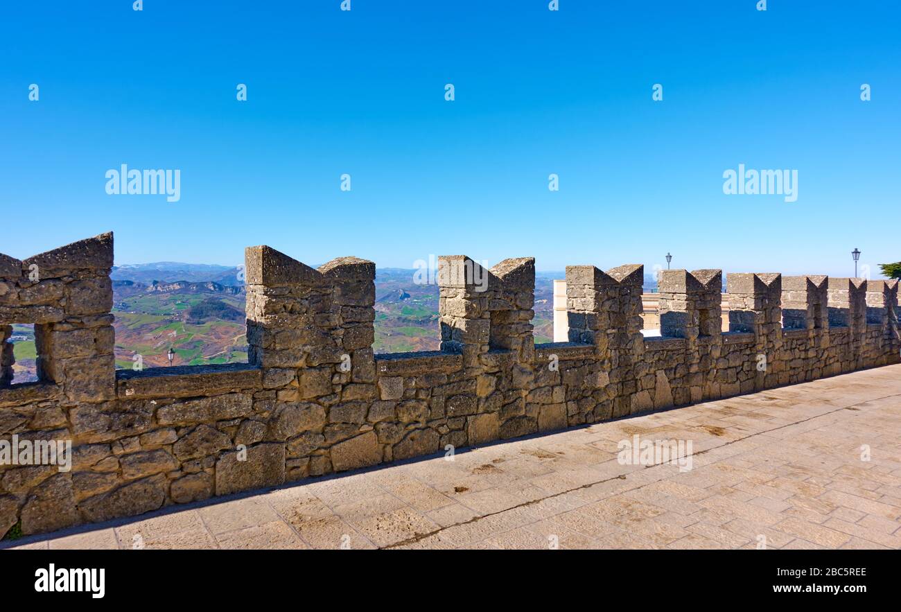Antica cinta muraria con merli a San Marino Foto Stock