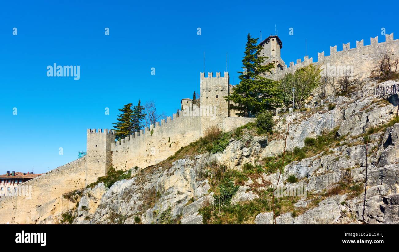 Antiche mura di San Marino sulla roccia Foto Stock