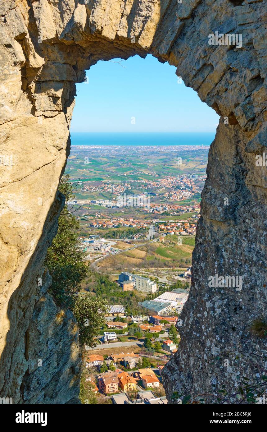 Vista attraverso l'arco del Passo delle Streghe di San Marino fino a Borgo maggiore Valle Emilia-Romagna in Italia Foto Stock