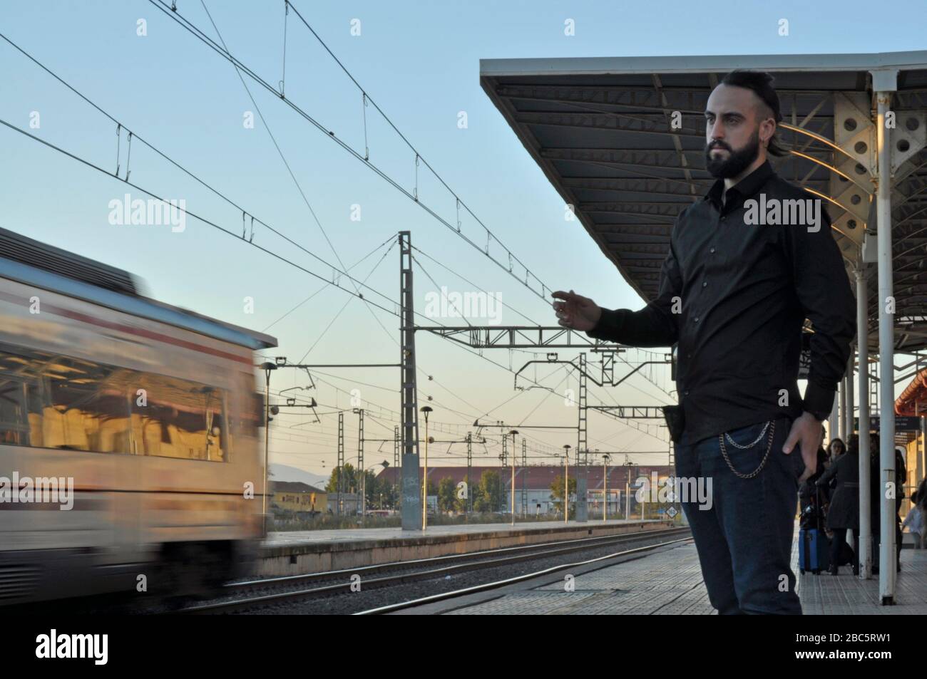 L'uomo non ha visto il treno all'ora del tramonto Foto Stock