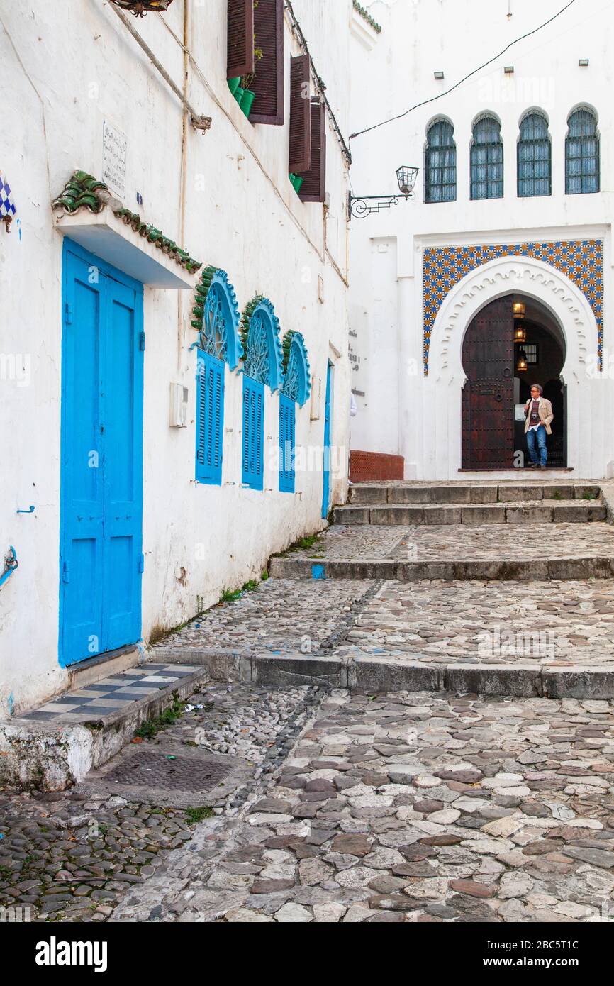 Tangeri, Marocco: Le scale che portano all'ingresso principale del Museo della Kasbah Foto Stock