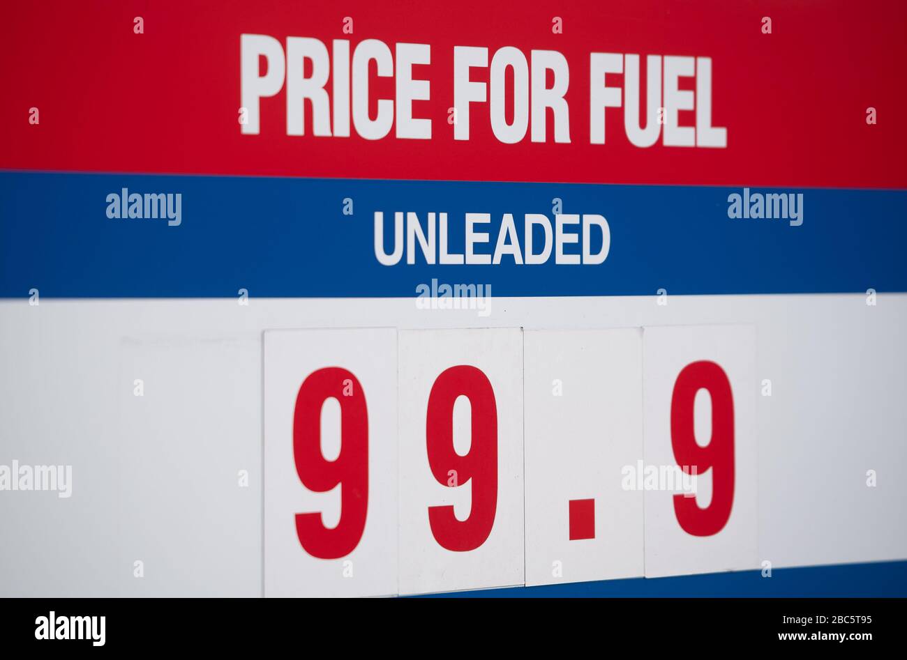 Il prezzo della benzina visualizzata a 99,9 p/litro presso la stazione di rifornimento Costco di Leicester, in quanto gli effetti del rallentamento economico causato dal coronavirus pesano sui prezzi del petrolio a livello globale. Foto Stock