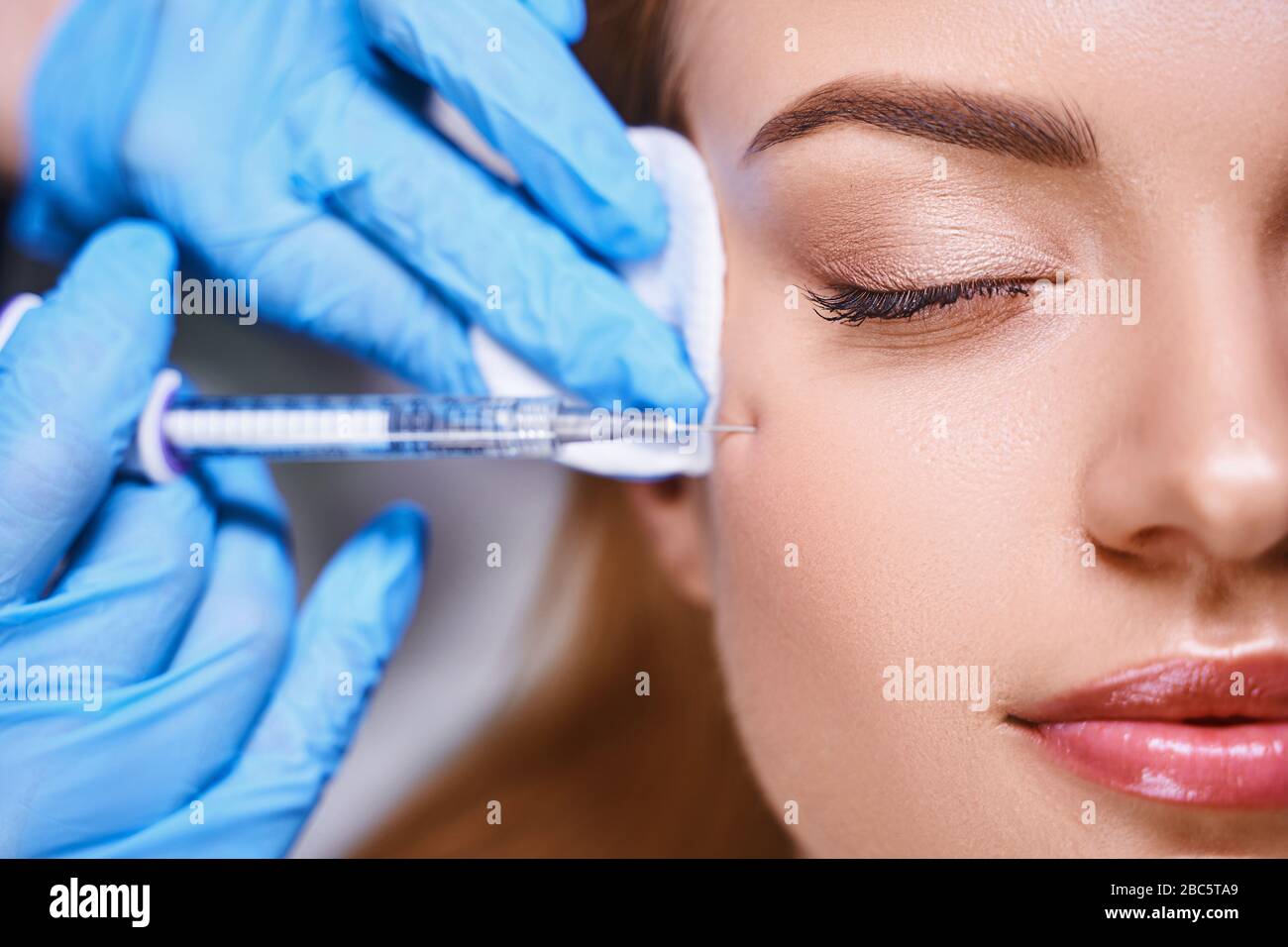 Donna graziosa durante le procedure di rejunivation foto di riserva Foto Stock