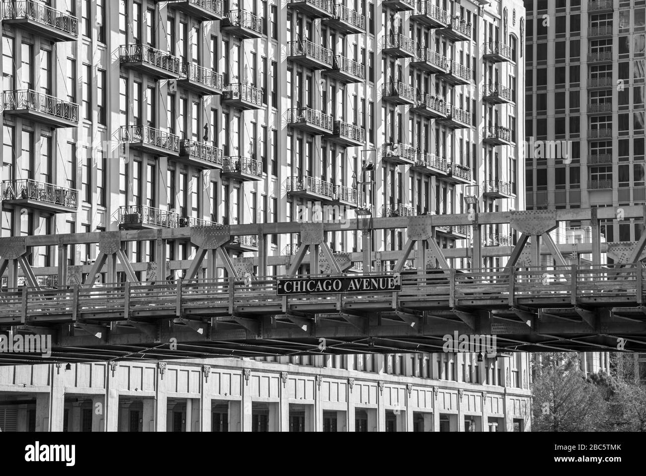 Uno dei molti ponti che attraversa il fiume a Chicago Foto Stock