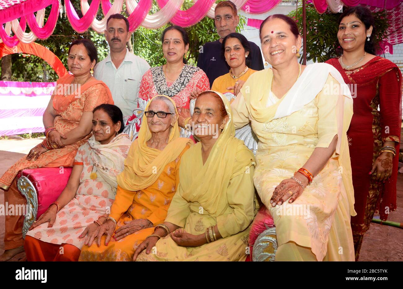Allegra famiglia Multi Generation godendosi a casa Foto Stock