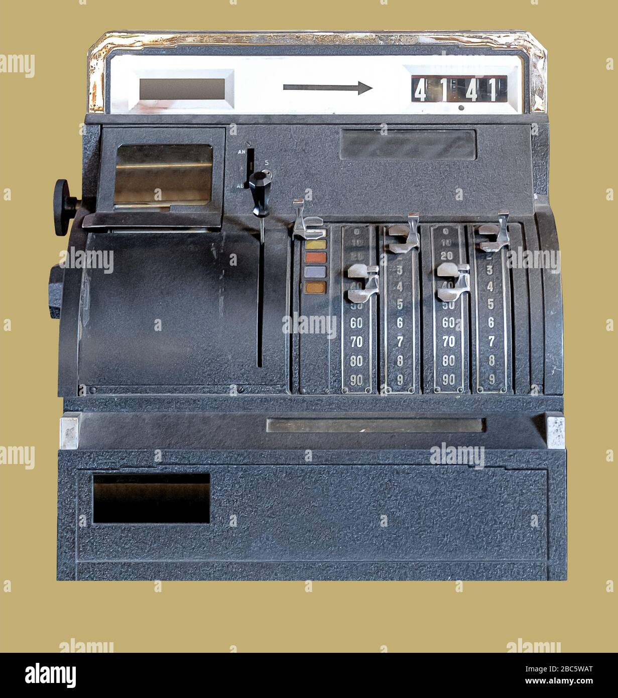 Vecchio registratore di cassa tedesco su sfondo giallo opaco isolato con percorso di ritaglio. Foto Stock