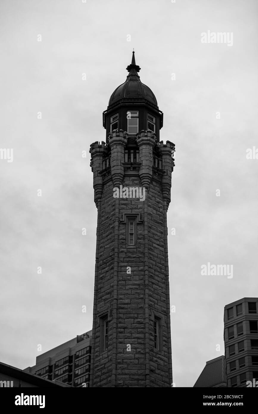 L'iconica torre dell'acqua di Chicago lungo il Magnificent Mile Foto Stock