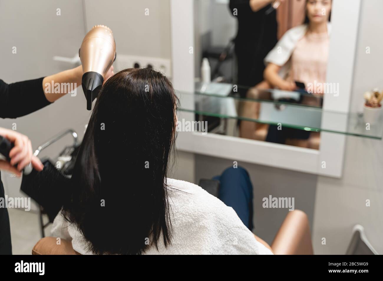 Silhouette di ragazza brunetta che è in salone Foto Stock