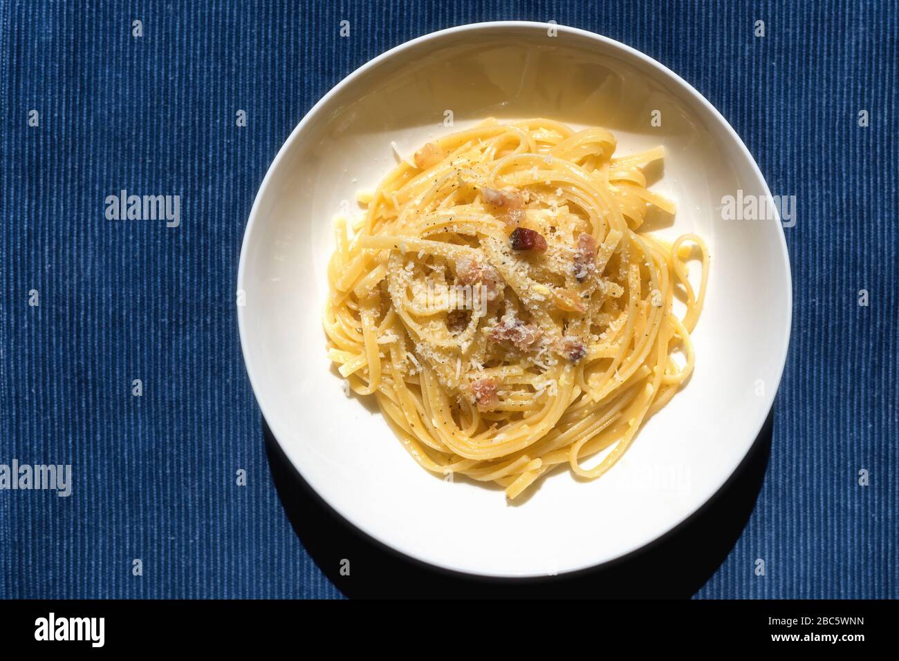 Pasta alla carborana servita su un piatto bianco. Ricetta tipica italiana. Iconica ricetta italiana. Foto Stock