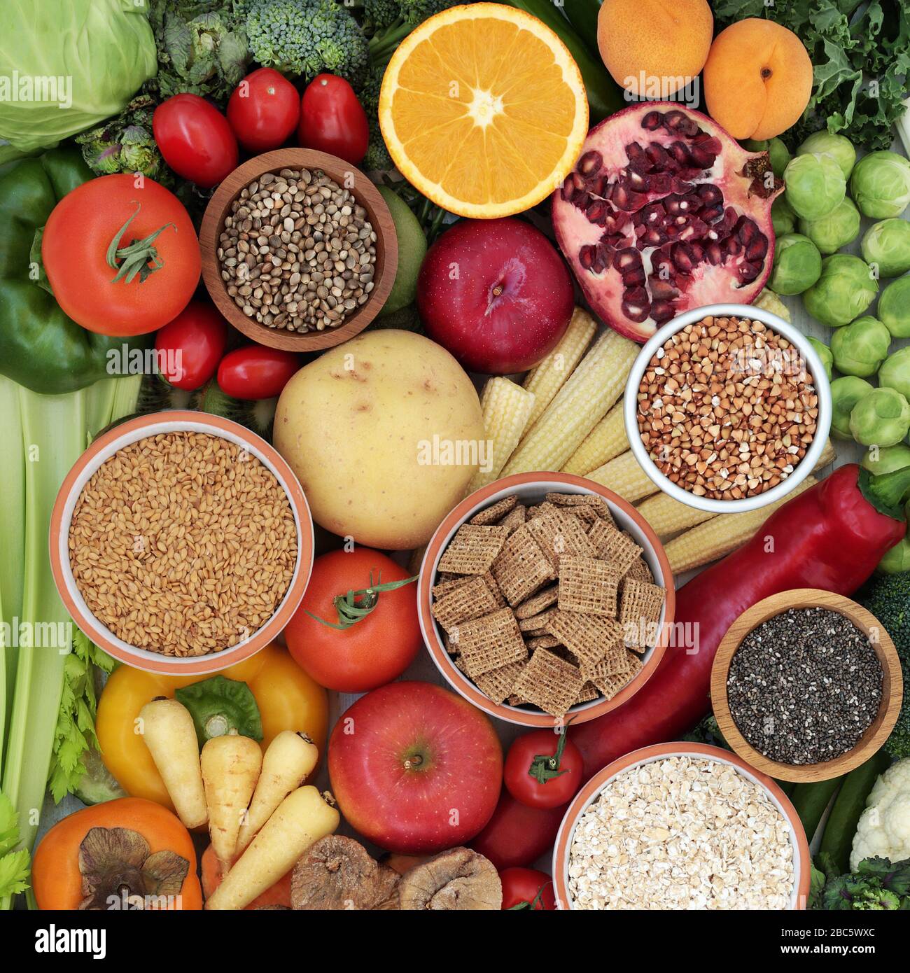 Concetto alimentare sano ad alta fibra alimentare con antiossidanti, omega 3, vitamine e proteine. Cibo di salute per abbassare la pressione sanguigna & colesterolo. Foto Stock