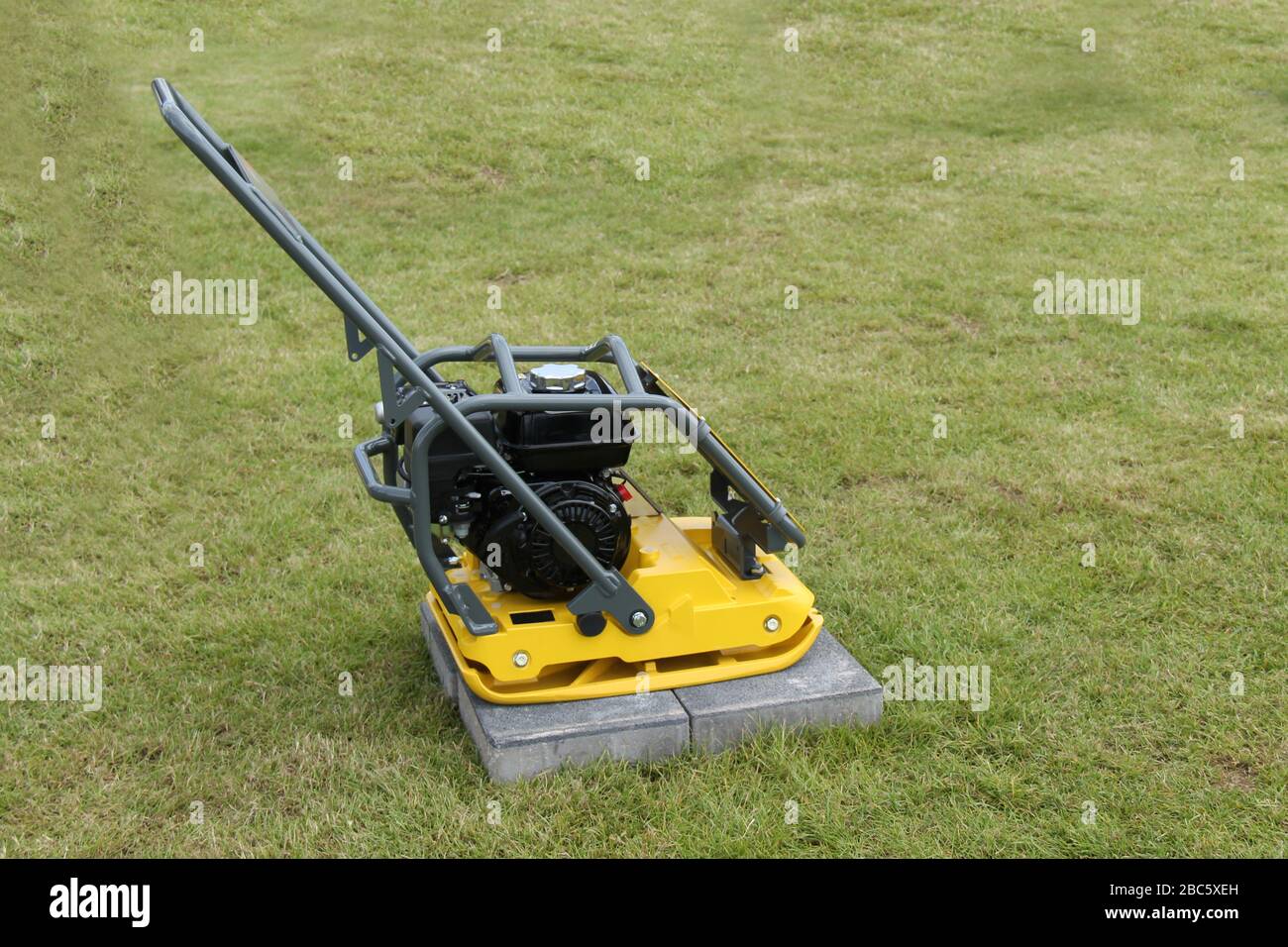 Un compattatore vibrante a piastra piatta per la costruzione. Foto Stock