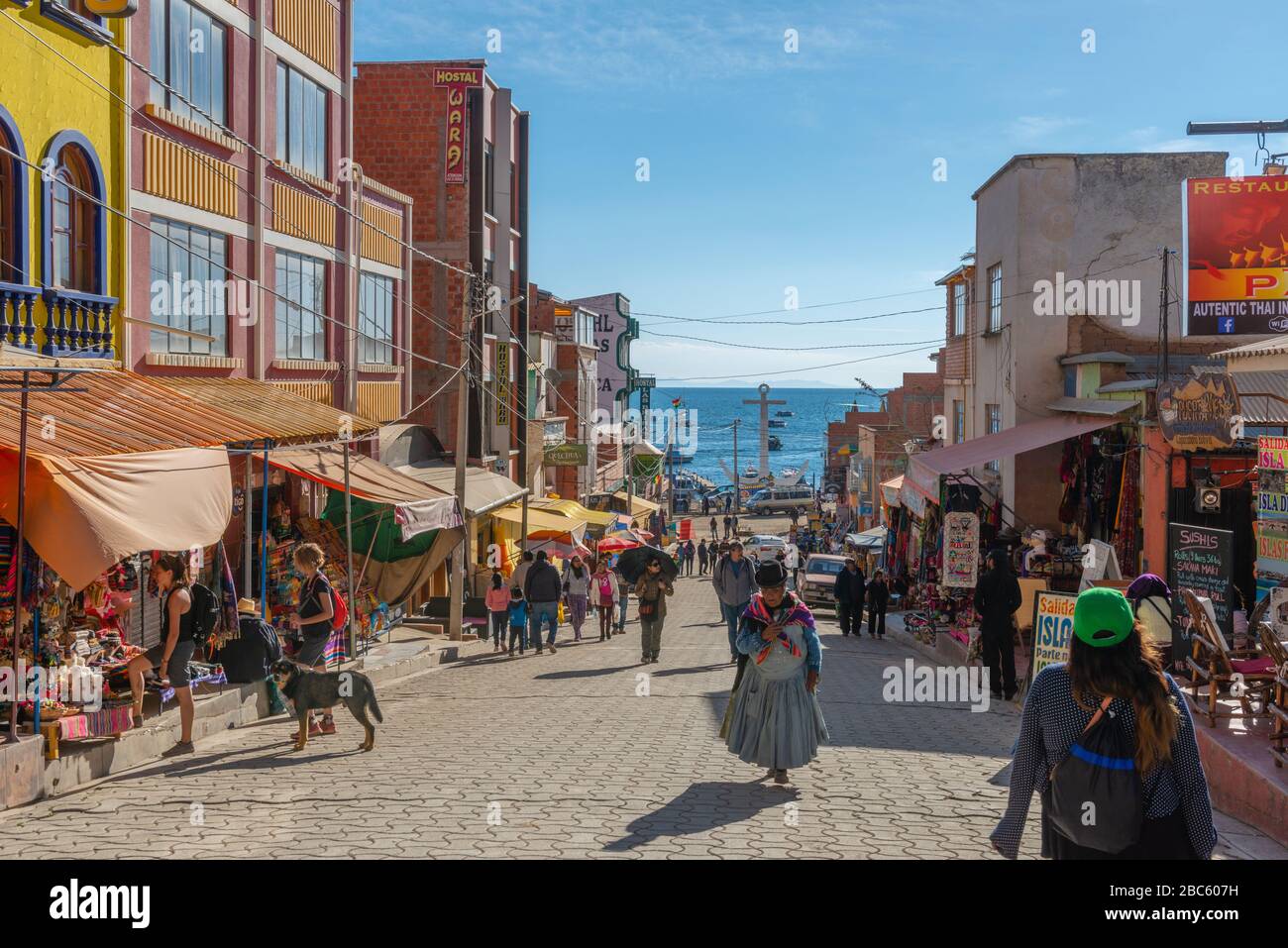 Piccoli negozi nella popolare e turistica città di Copacabana, Lago Titicaca, Andes Montagne, Dipartimento la Paz, Bolivia, America Latina Foto Stock