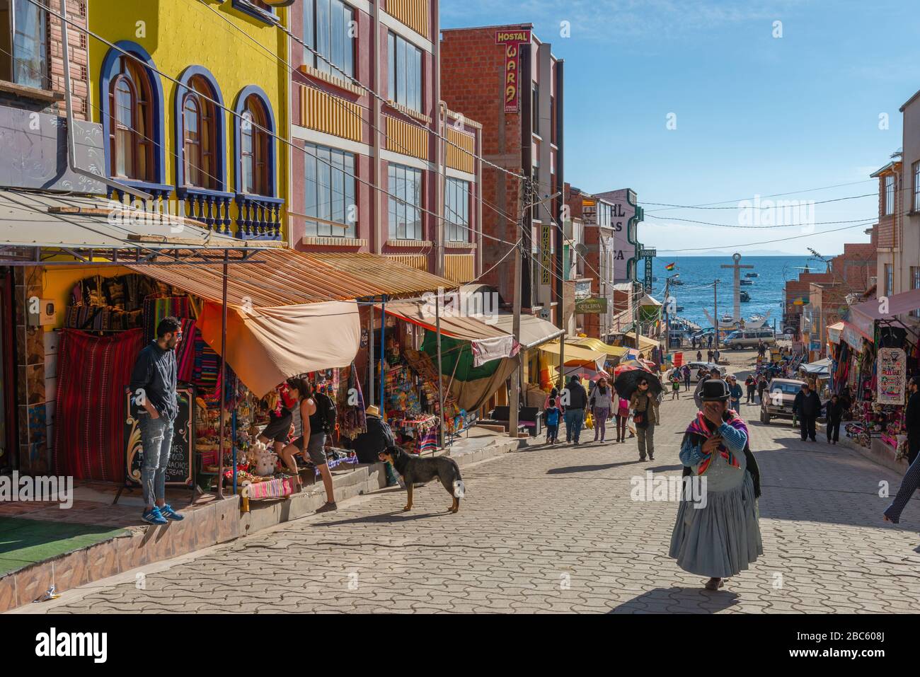 Piccoli negozi nella popolare e turistica città di Copacabana, Lago Titicaca, Andes Montagne, Dipartimento la Paz, Bolivia, America Latina Foto Stock