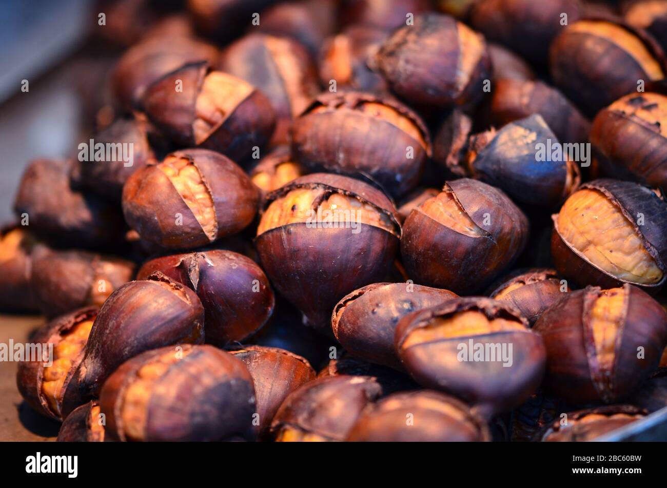 castagne fresche e grigliate da vicino Foto Stock