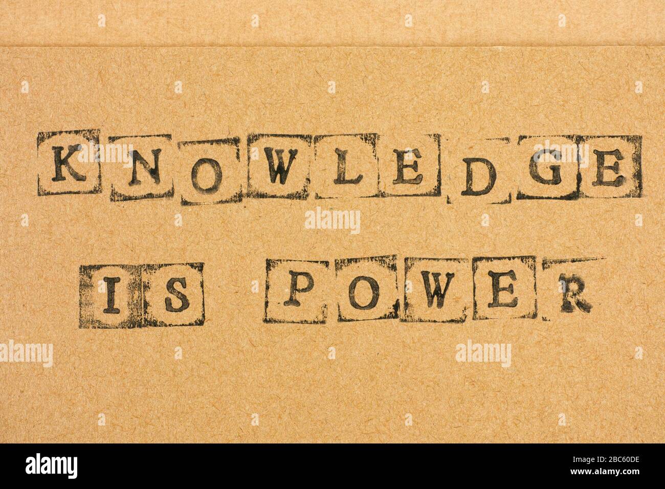 Cartone con parole la conoscenza è potenza fatta da francobolli alfabetici neri. Foto Stock
