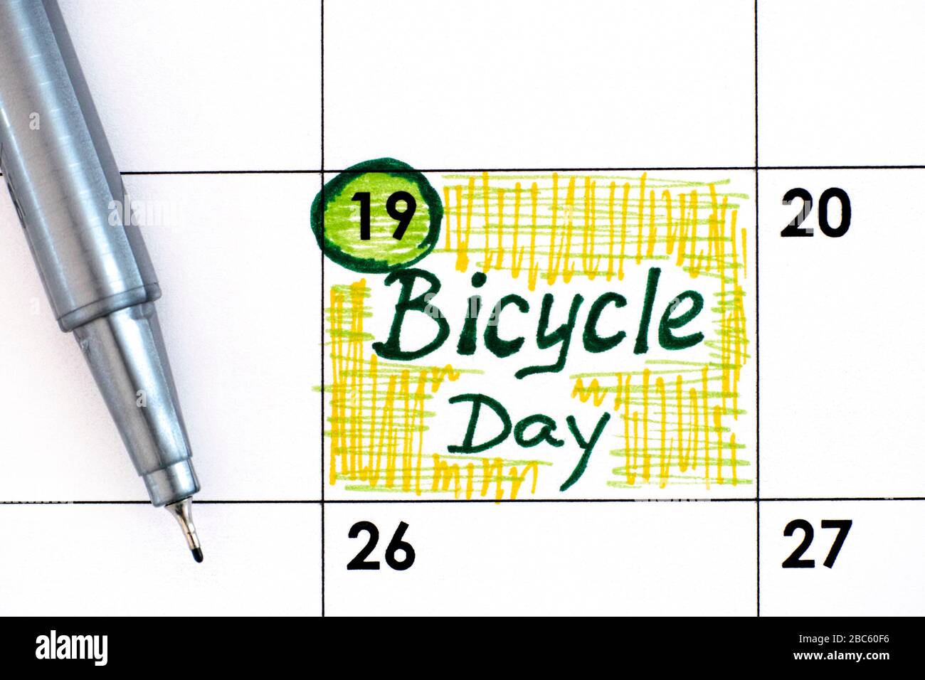 Promemoria del giorno della bicicletta nel calendario con penna. Aprile 19. Foto Stock