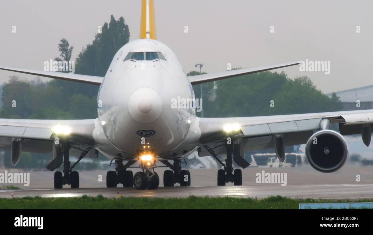 Airfreighter tassare prima della partenza Foto Stock
