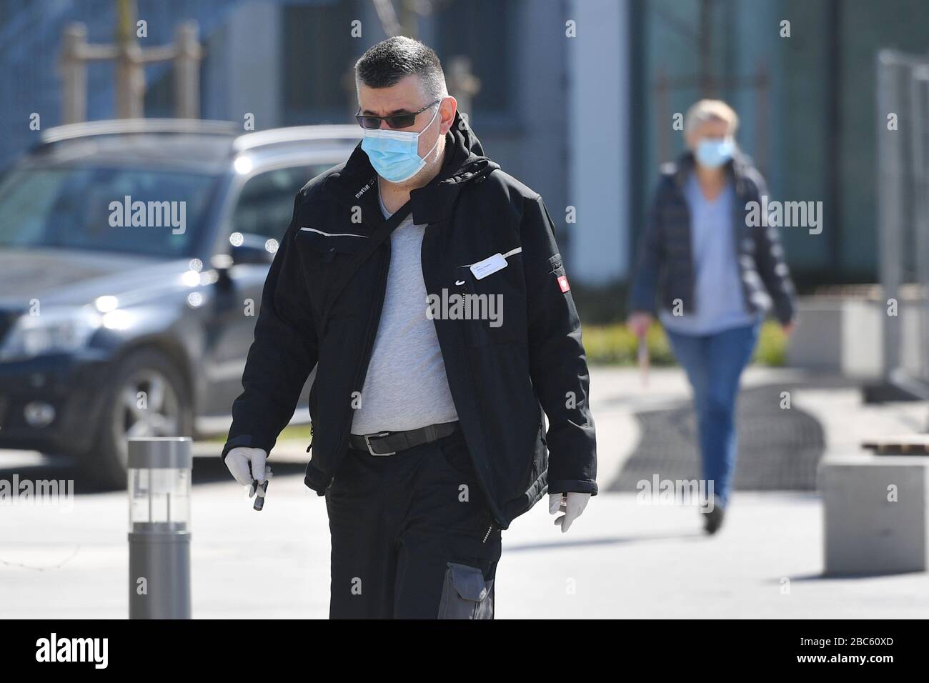 Monaco, Germania. 02nd Apr, 2020. Persone, persone con maschera facciale, maschera facciale, maschera facciale, maschera, na maschere protettive il 04/02/2020. Troppe infezioni da corona: Muenchner Helios Klinik cede le operazioni quotidiane. A causa di un gran numero di infezioni da corona tra pazienti e dipendenti, il Muenchner Klinik cede temporaneamente le normali operazioni ospedaliere. Anche la sala d'emergenza è interessata. Questo è il modo in cui le catene di infezione dovrebbero essere rotte. | utilizzo credito mondiale: dpa/Alamy Live News Foto Stock