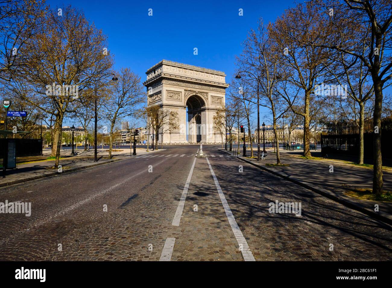 Francia, Parigi, l'Arco di Trionfo e Place Charles de Gaulle-Etoile durante il confinamento di Covid 19 Foto Stock