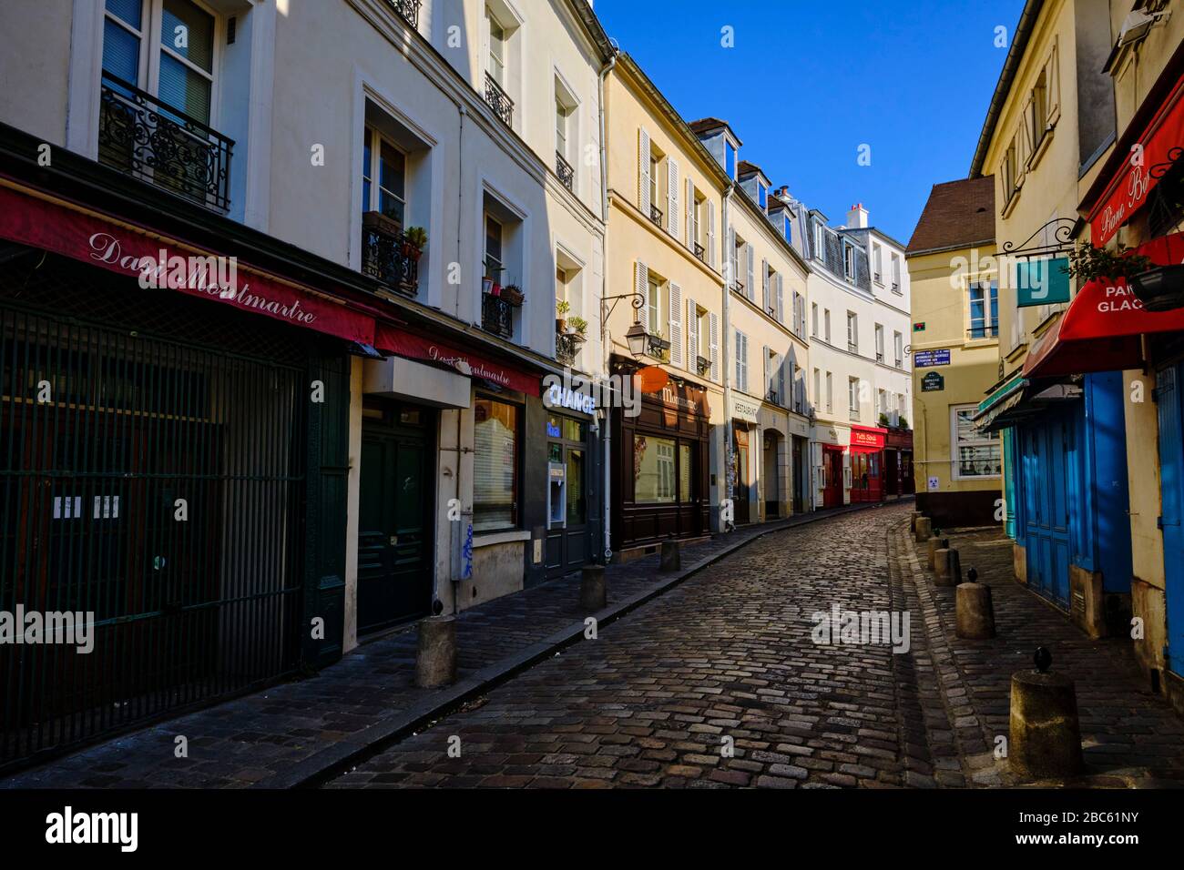 Francia, Parigi, Montmartre, via Norvins durante il contenimento di Covid 19 Foto Stock