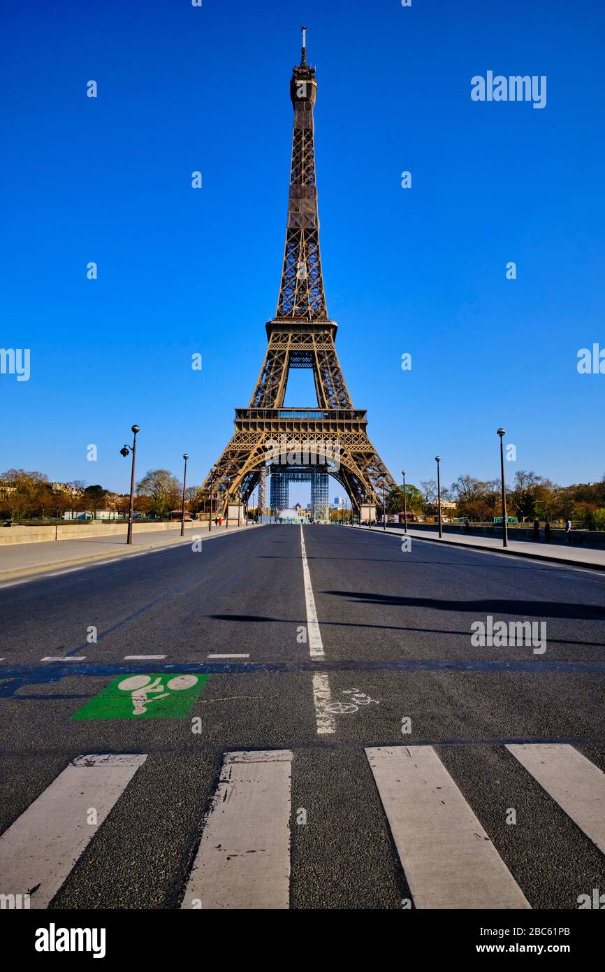 Francia, Parigi, la Torre Eiffel durante il contenimento di Covid 19 Foto Stock
