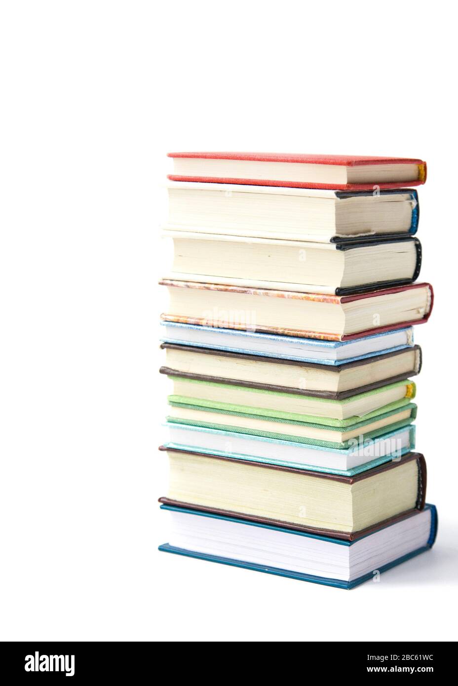 Pila di libri colorati su sfondo bianco. Amore per la lettura. Spazio di copia Foto Stock