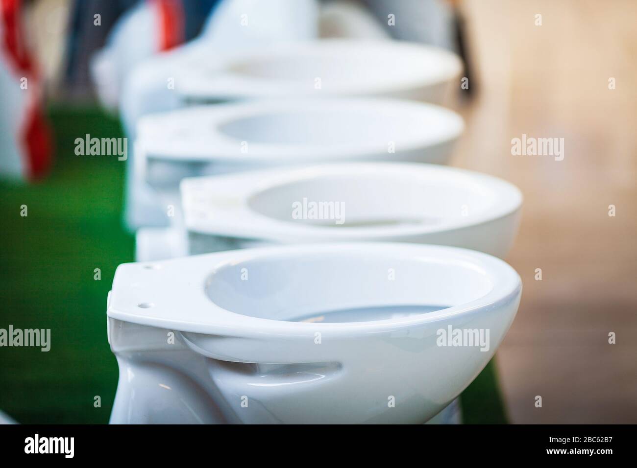 Nuovi armadi di acqua in negozio idraulico, scelta e shopping materiali di costruzione Foto Stock Nuovi armadi di acqua in negozio idraulico, scelta e shopping materiali di costruzione Foto Stock