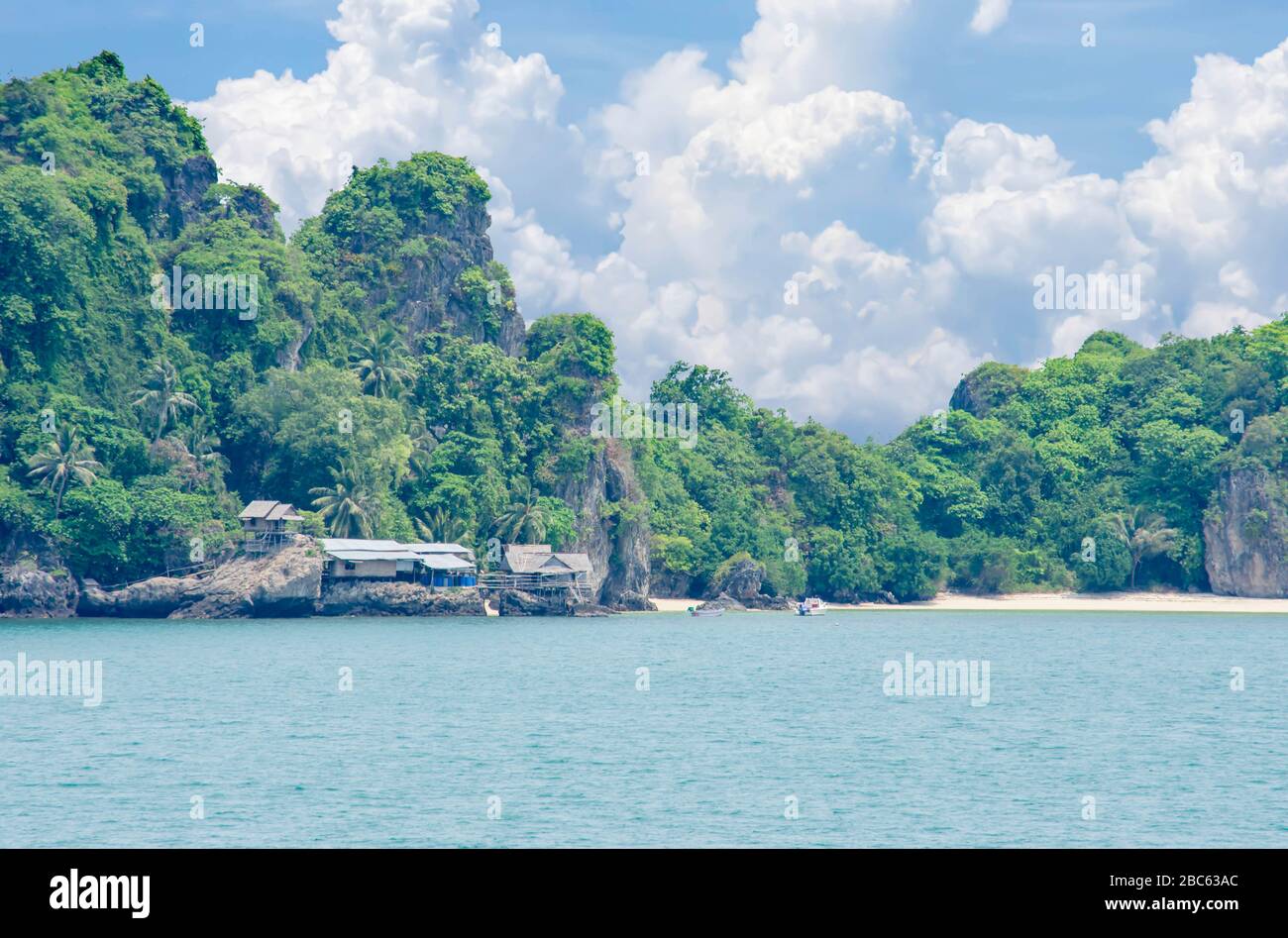 Case di legno costruite sulle rocce in koh Maphrao a Chumphon in Thailandia. Foto Stock