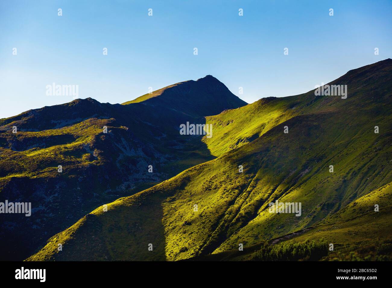Bel paesaggio di montagna generico semplice in estate Foto Stock
