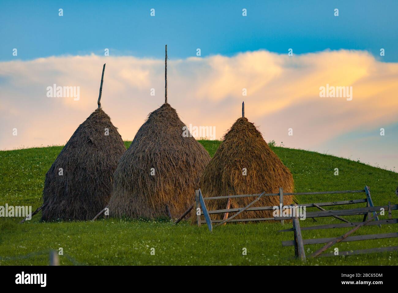 Pagliaio paesaggio rurale in Romania Foto Stock