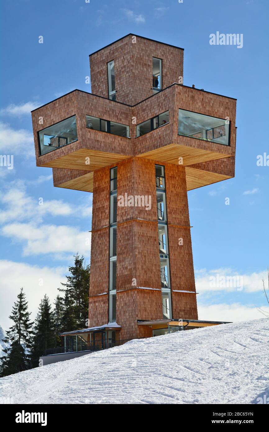 Jakob, Tirolo, Austria - 03 marzo 2015: Accessibile croce di San Jakobs situata sulla cima del monte Buchensteinwand, valle del Pillersee Foto Stock