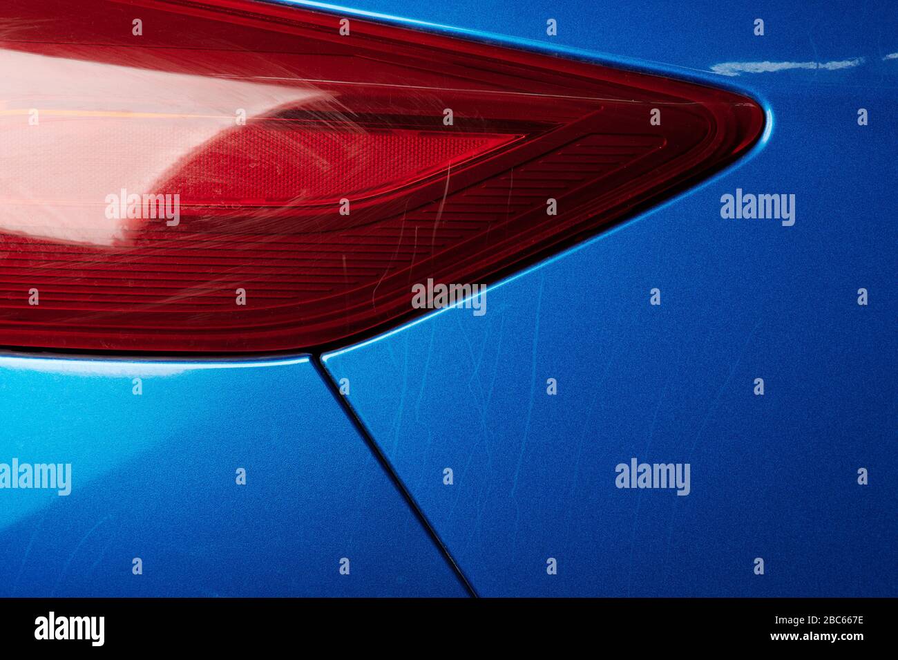 È necessario lucidare la vernice per auto con piccole ammaccature e graffi Foto Stock