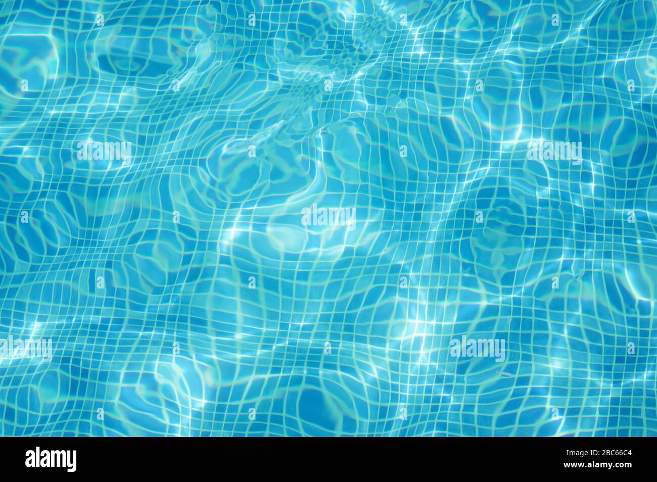 Acqua pulita blu nella piscina sopra la vista dall'alto Foto Stock