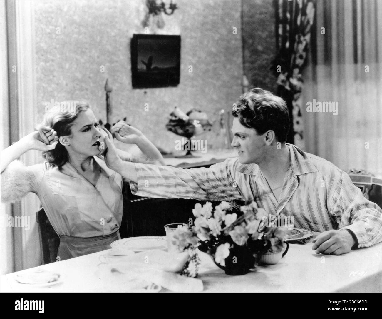 MAE CLARKE come Kitty e JAMES CAGNEY come Tom Powers nel NEMICO PUBBLICO / NEMICI DEL PUBBLICO (UK Original Release title) 1931 regista WILLIAM A. WELLMAN romanzo KUBEC GLASMON e JOHN BRIGHT Warner Bros. Foto Stock