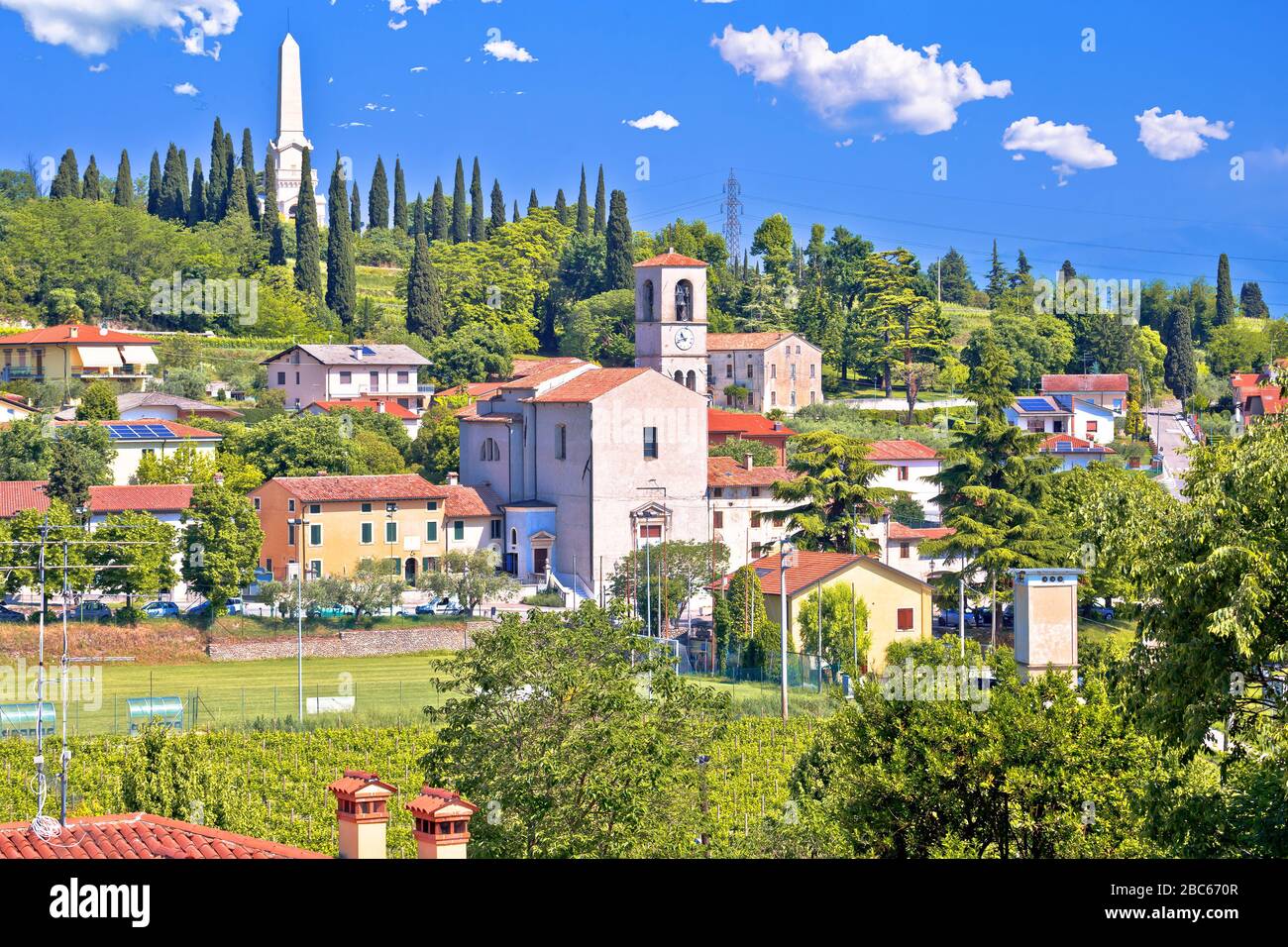 Villaggio italiano di Custoza idilliaca vista del paesaggio, regione Veneto oin Italia settentrionale Foto Stock