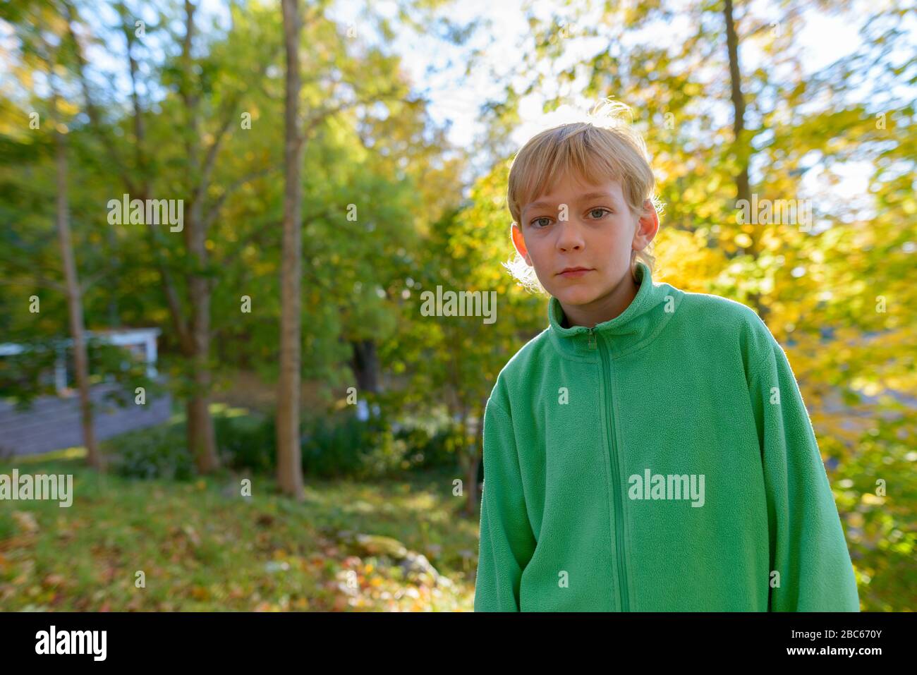 Giovane bel ragazzo al parco in autunno Foto Stock