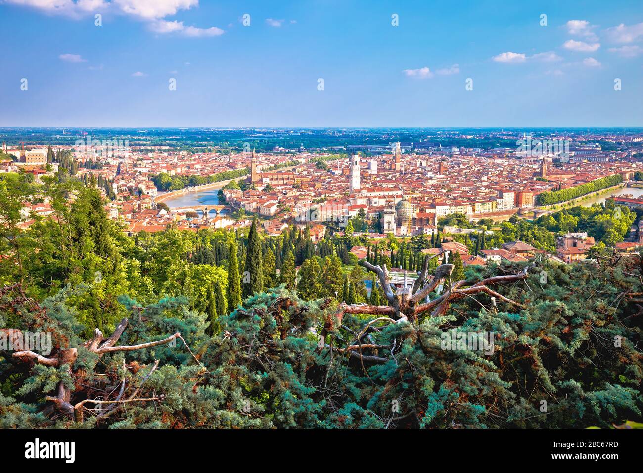 Città di Verona centro storico e fiume Adige vista panoramica dalla collina, Veneto regione d'Italia Foto Stock