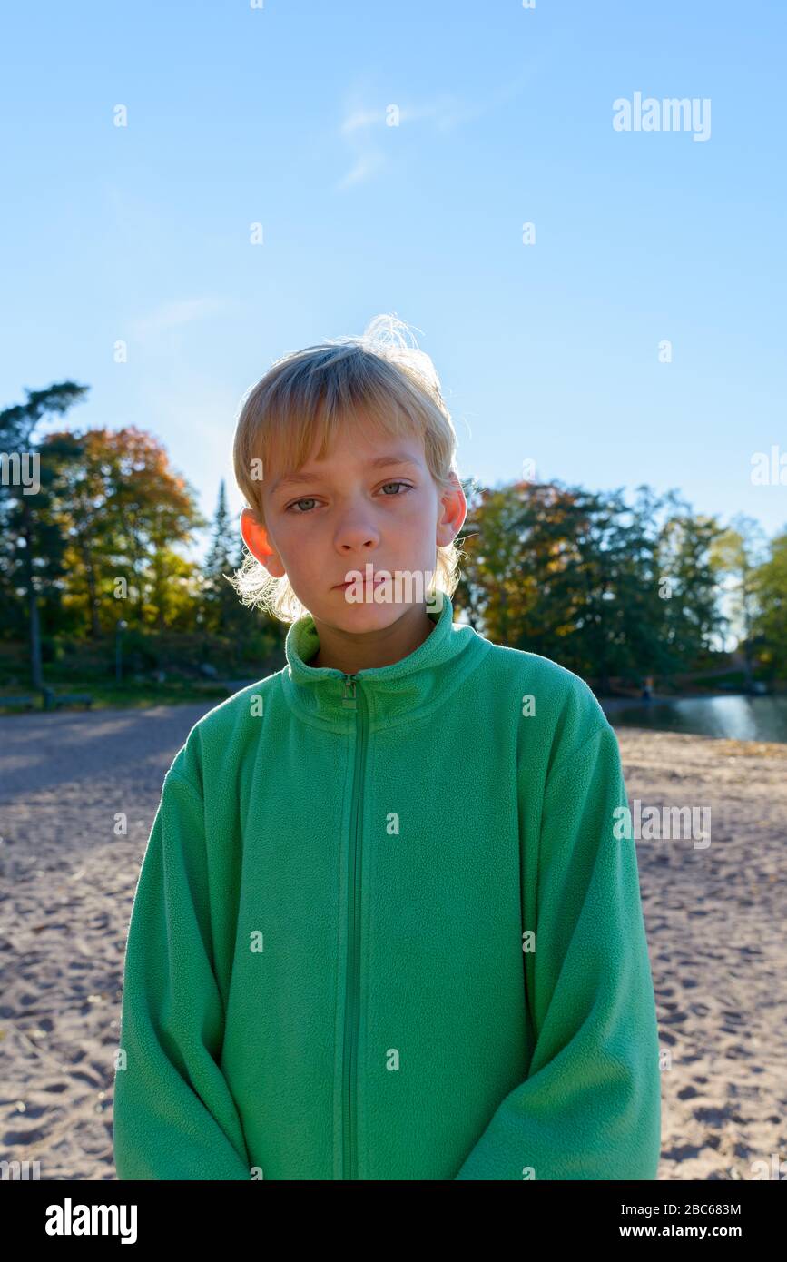 Giovane bel ragazzo vicino al lago al parco Foto Stock