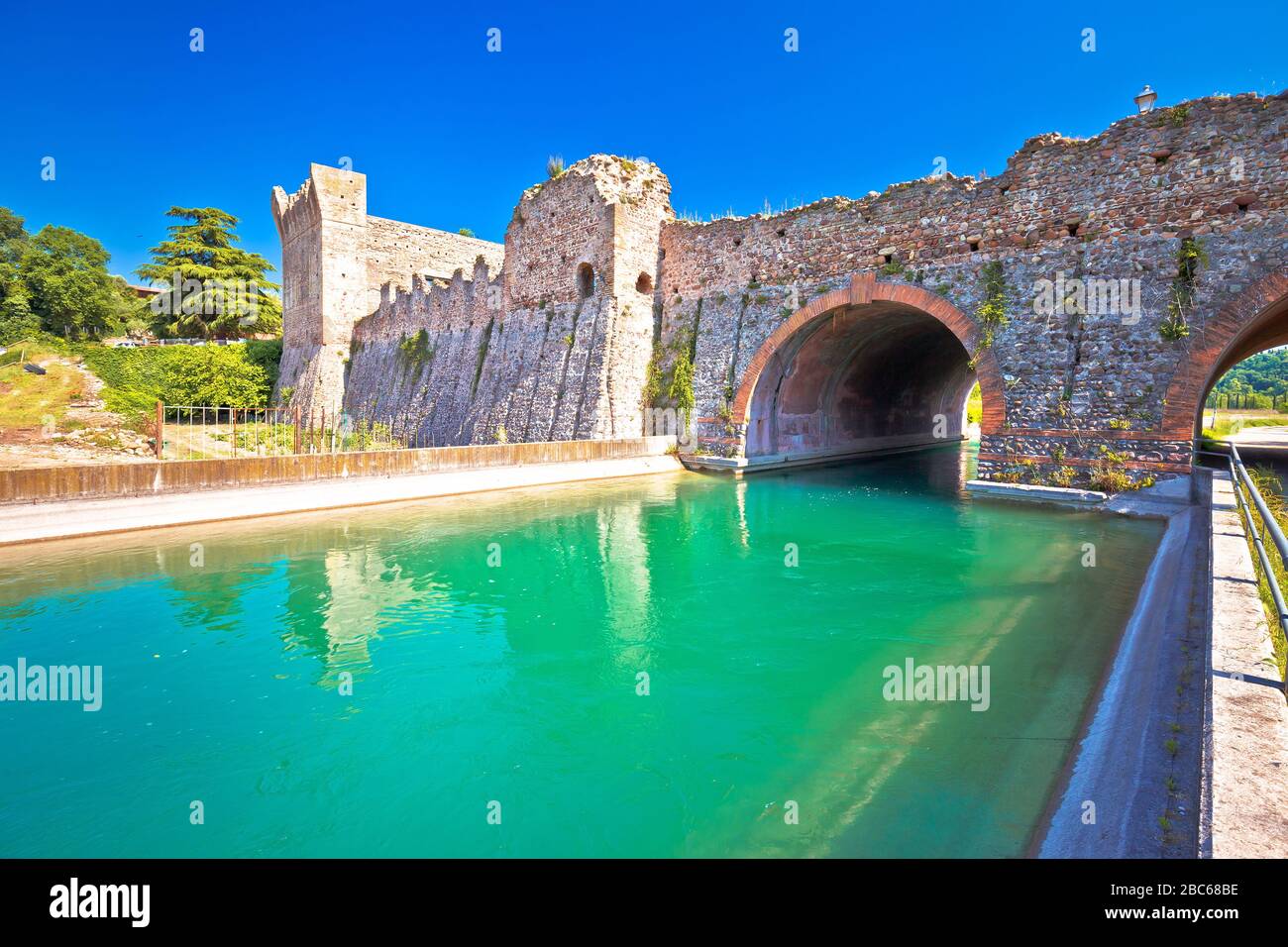 Fiume Mincio nel villaggio italiano di Borghetto e storico ponte vista, Veneto regione del nord Italia Foto Stock
