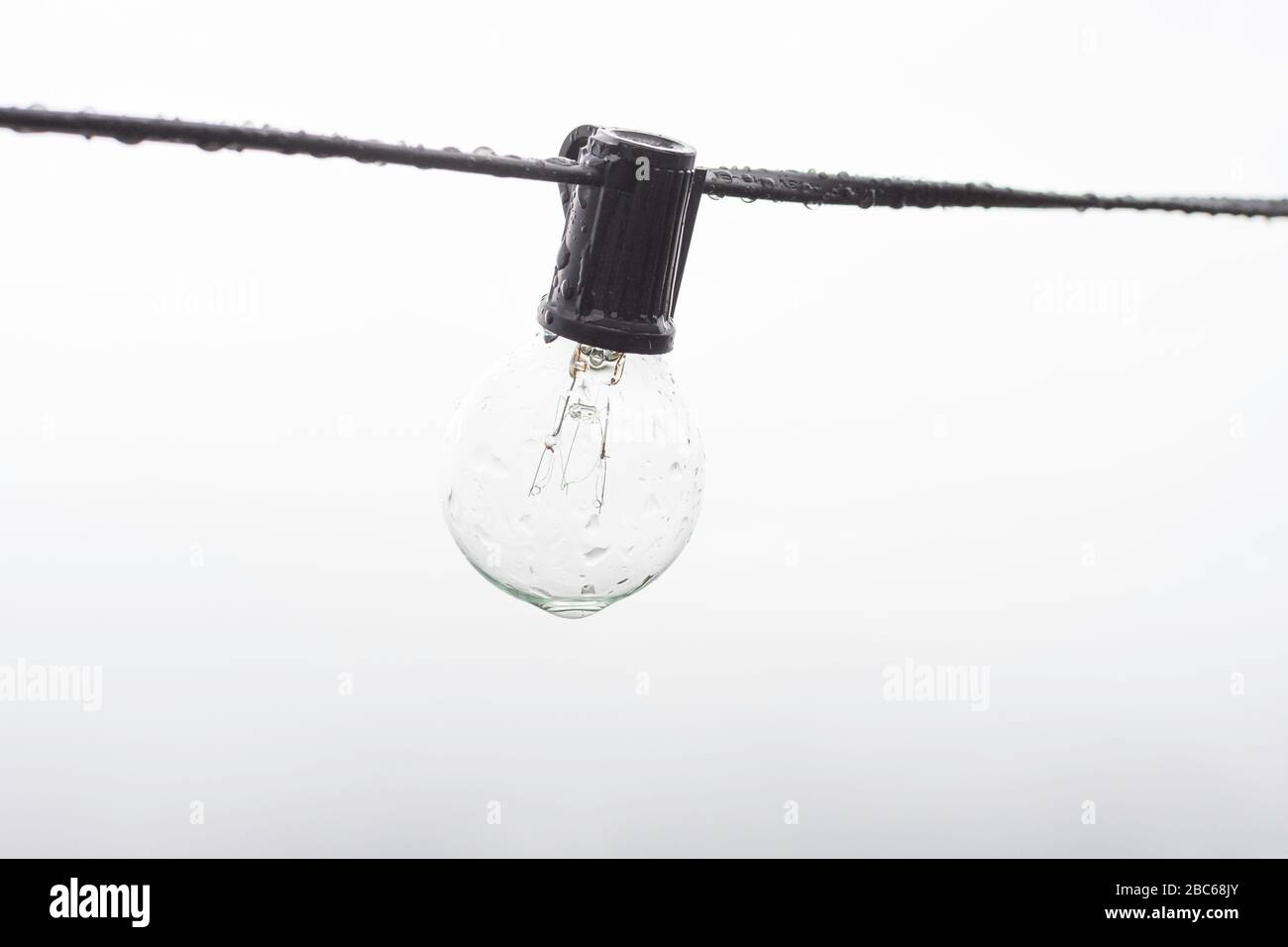Una lampadina bagnata in dettaglio davanti alla nebbia bianca. Foto Stock Una lampadina bagnata in dettaglio davanti alla nebbia bianca. Foto Stock