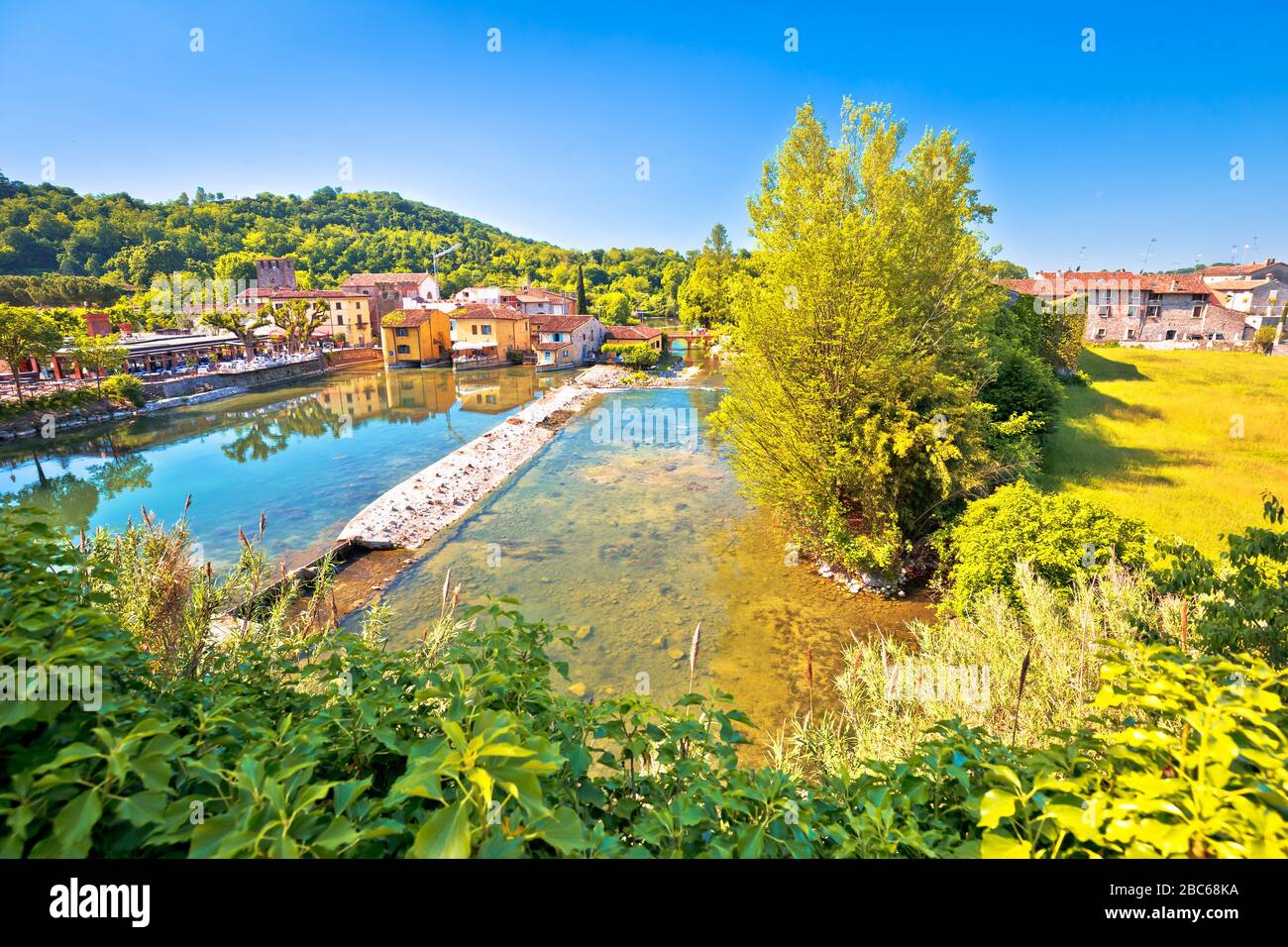 Il paesaggio verde del fiume Mincio e l'idilliaco villaggio di Borghetto, regione Veneto dell'Italia settentrionale Foto Stock