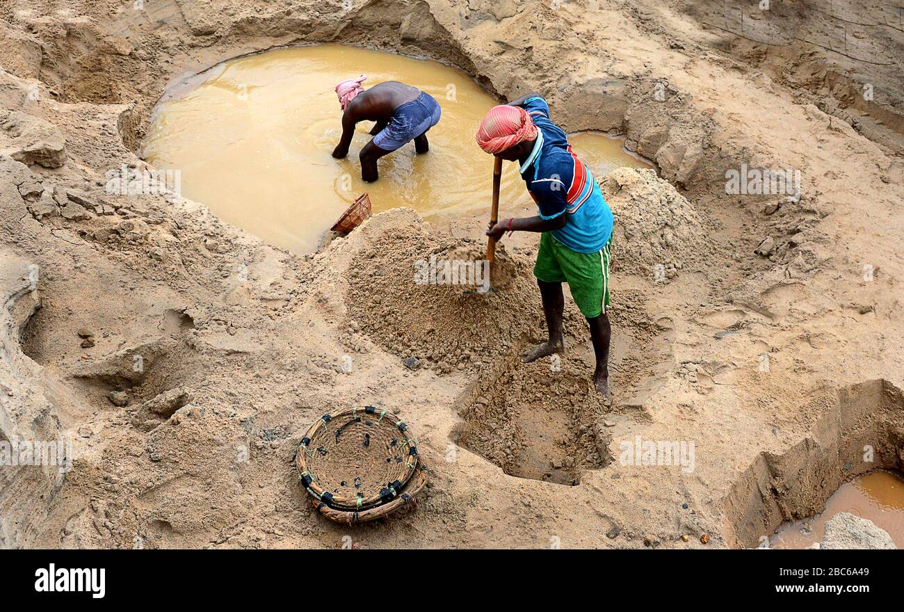 L'operaio sta lavorando alla miniera di sabbia del fiume nel fiume Kangsabati a Paschim Midnapore, Bengala occidentale in India. Foto Stock