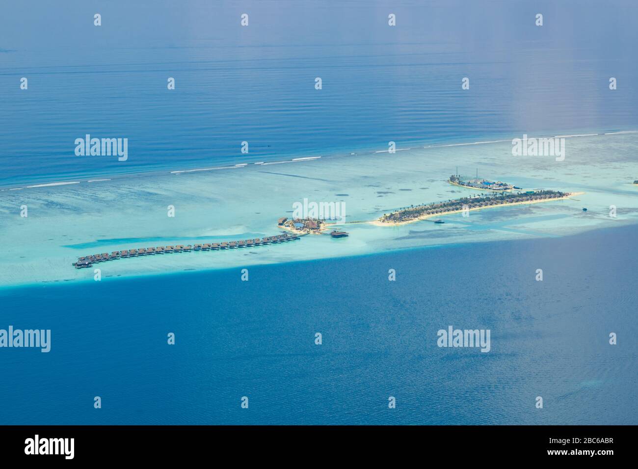 Vista aerea sull'isola delle Maldive. Ville di lusso con acqua e spiaggia, bungalow con un paesaggio meraviglioso natura. Viaggi di lusso e vacanze Foto Stock