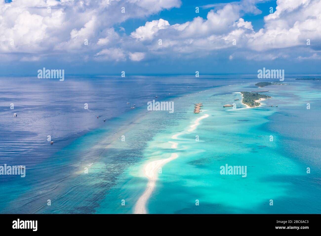 Vista aerea sull'isola delle Maldive. Ville di lusso con acqua e spiaggia, bungalow con un paesaggio meraviglioso natura. Viaggi di lusso e vacanze Foto Stock
