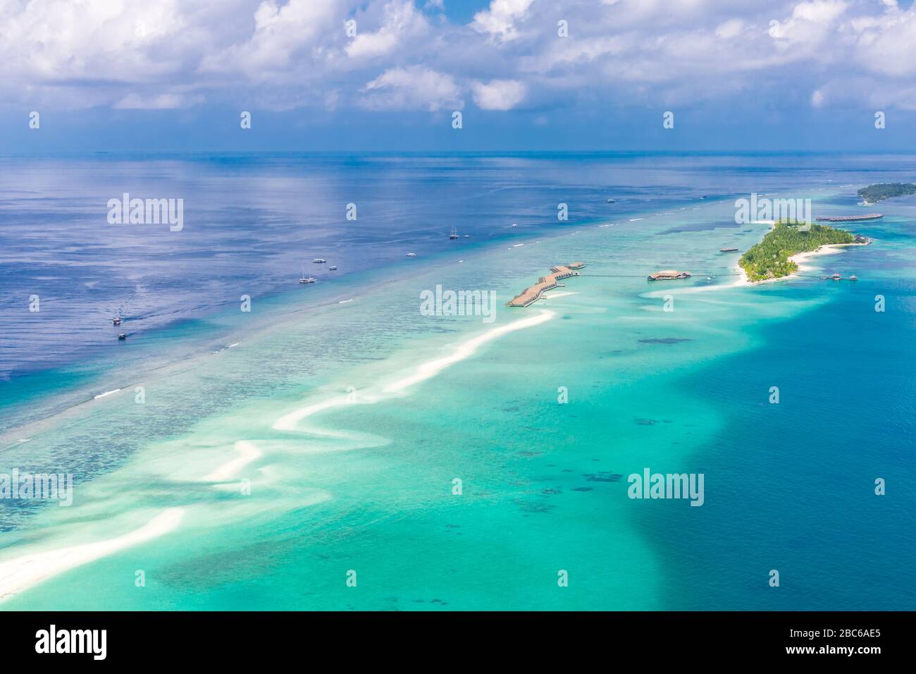 Vista aerea sull'isola delle Maldive. Ville di lusso con acqua e spiaggia, bungalow con un paesaggio meraviglioso natura. Viaggi di lusso e vacanze Foto Stock