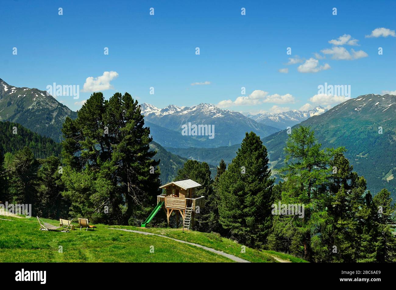 Austria, Tirolo, parco giochi per bambini con panca sul monte Hochzeiger Foto Stock